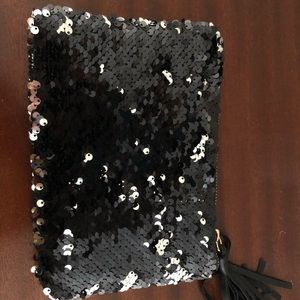 Reversible sequin black/silver pouch